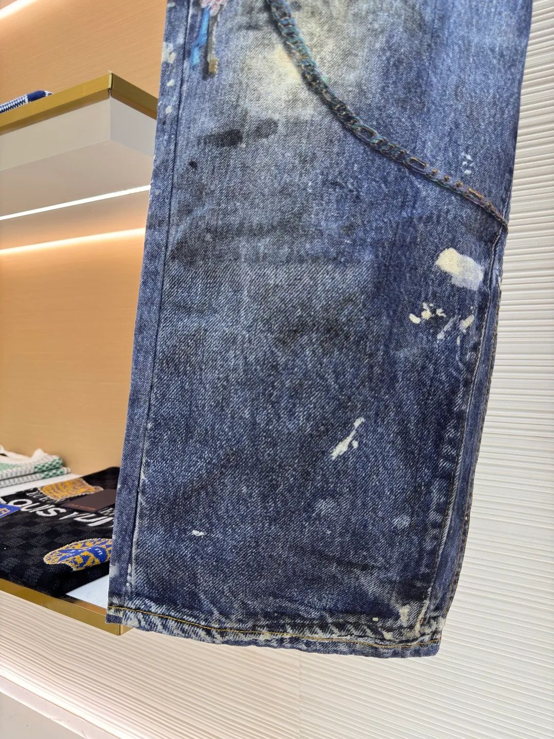Acne Studios 3D printed denim trousers ●Authentic product: Purchased and developed by 5739 ●Item number: 1680158-A75 ●Material: denim ●Technology: Printing ●Version: fitted version ●Weight: 595 grams ●Size: 44-46-48-50-52 ●Description: Customized denim fabric is used, and a 3D cold transfer printing process is adopted to ensure that the denim fabric has the same texture and feel as traditional denim. 3D printing technology is used to restore the original color saturation and accurately control the thickness and texture of the denim fabric. An advanced 3D printer is used to print the denim fabric layer by layer until the entire component is completed. Each piece is separated efficiently and accurately through computer typesetting and laser cutting. After ironing, cutting, sewing and other processes, the components are assembled into a complete denim item, the same style for men and women!